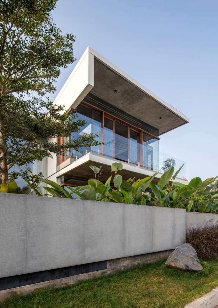 The Quarry House by Crest Architects: A Minimalist Masterpiece Rooted in Nature and Concrete