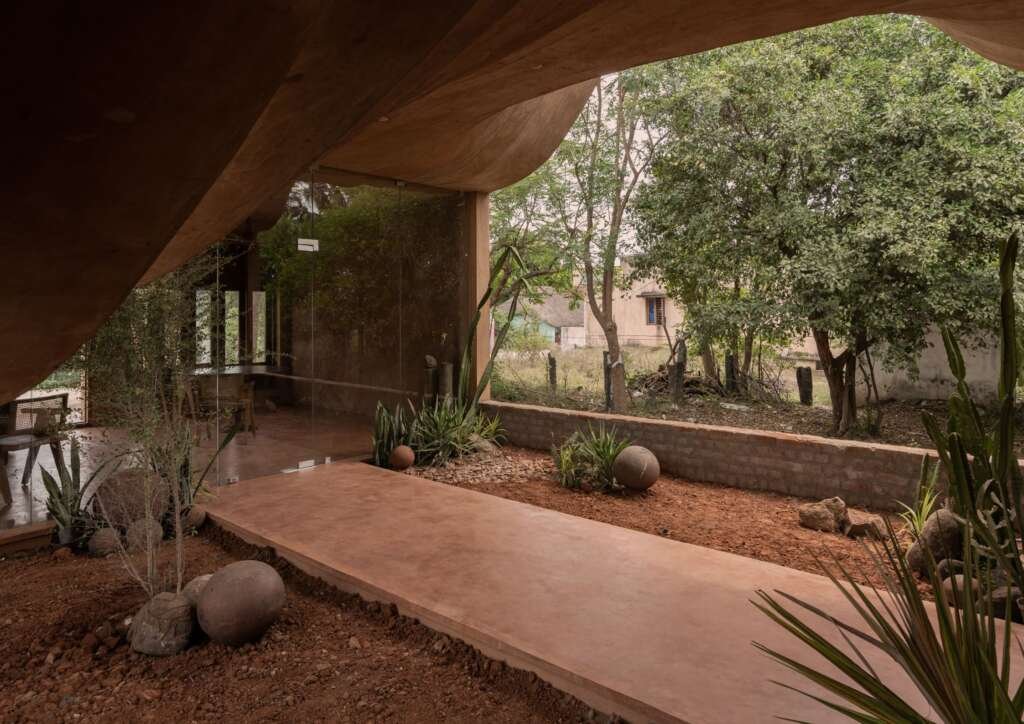 Vaazh: A Handcrafted Earth Home Embracing Nature