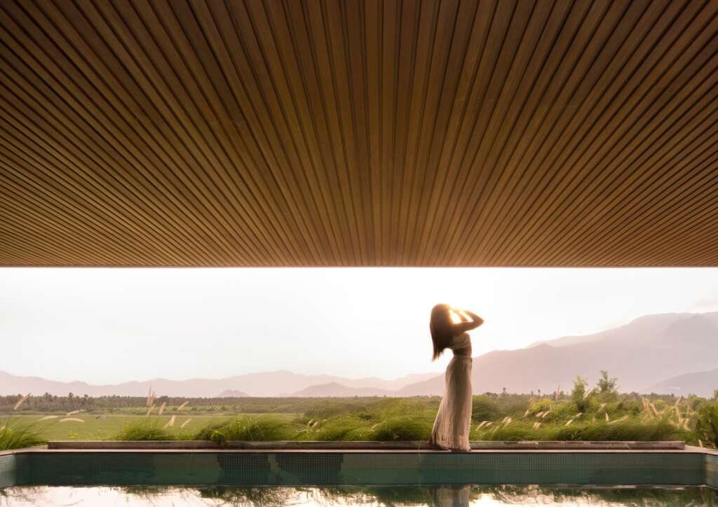 Western Valley House by STO.M.P: A Tranquil Lakeside Bungalow Rooted in Natural Architecture