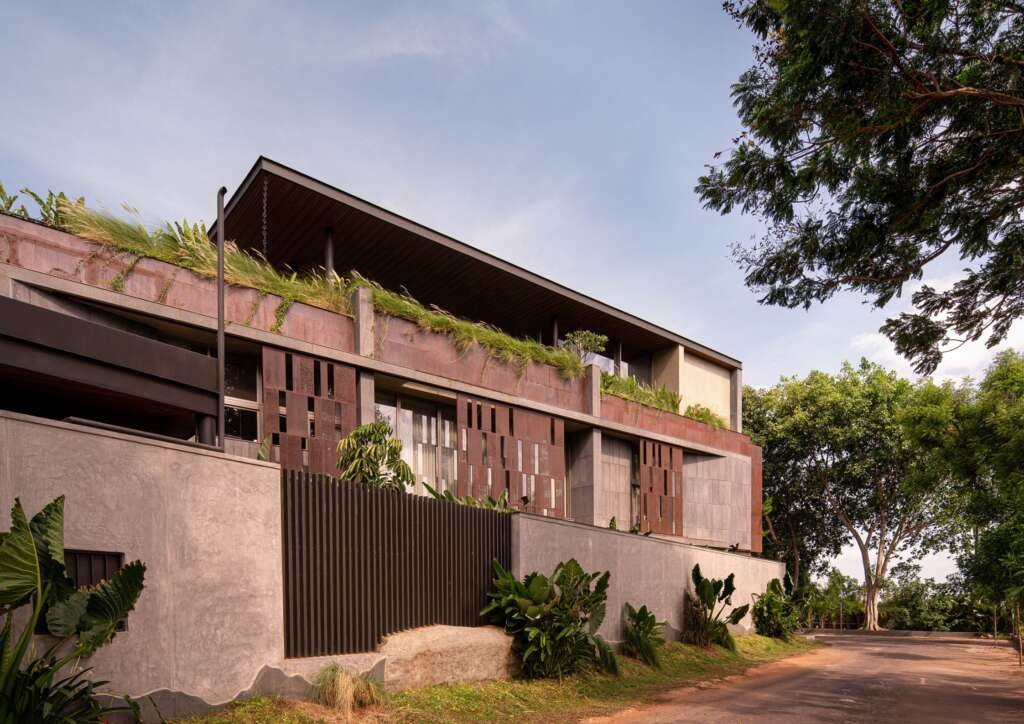 Western Valley House by STO.M.P: A Tranquil Lakeside Bungalow Rooted in Natural Architecture