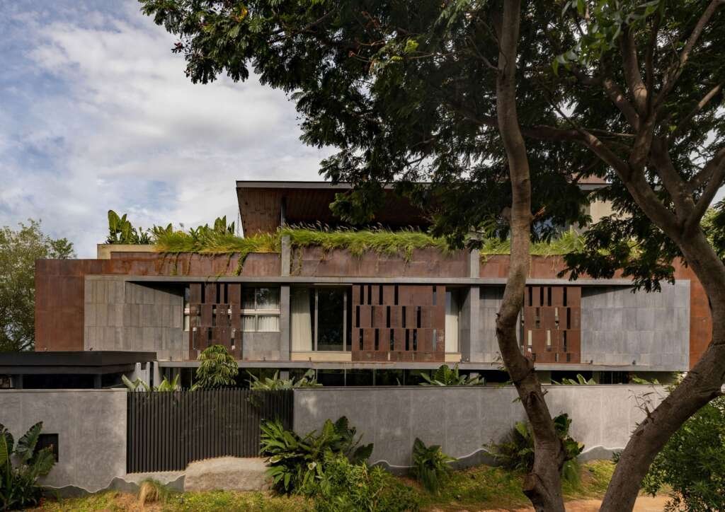 Western Valley House by STO.M.P: A Tranquil Lakeside Bungalow Rooted in Natural Architecture
