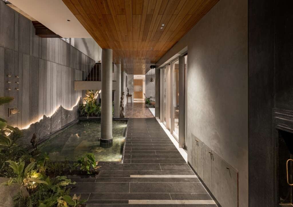 Western Valley House by STO.M.P: A Tranquil Lakeside Bungalow Rooted in Natural Architecture