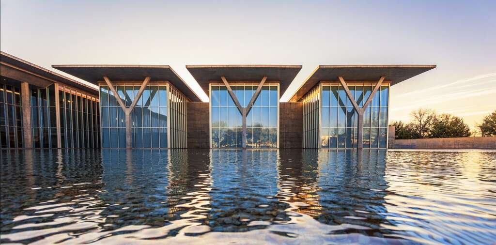Three spatial blocks with a glass facade facing their immediate context of water and landscape