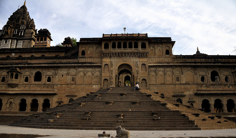 Perched on the banks of the Narmada River, this lesser-known gem is a tribute to Maratha architecture—stone courtyards, carved brackets, scalloped arches, and temple motifs are intricately integrated into the design