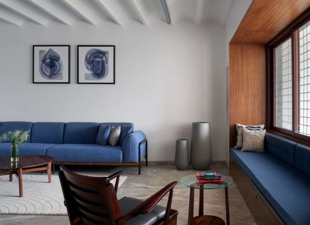 Minimal living room with arches in ceiling and seating next to window