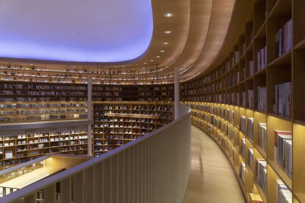 The Art of Layered Lighting in Modern Interiors: A Guide for Architects & Designers