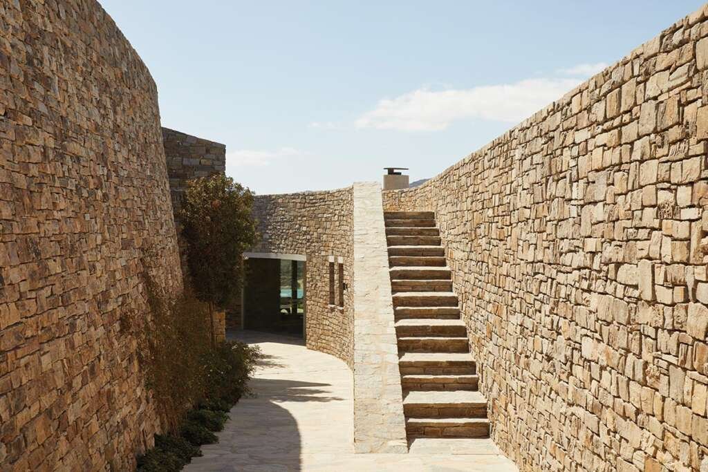Desert architecture using thermal mass for passive cooling and climate resilience