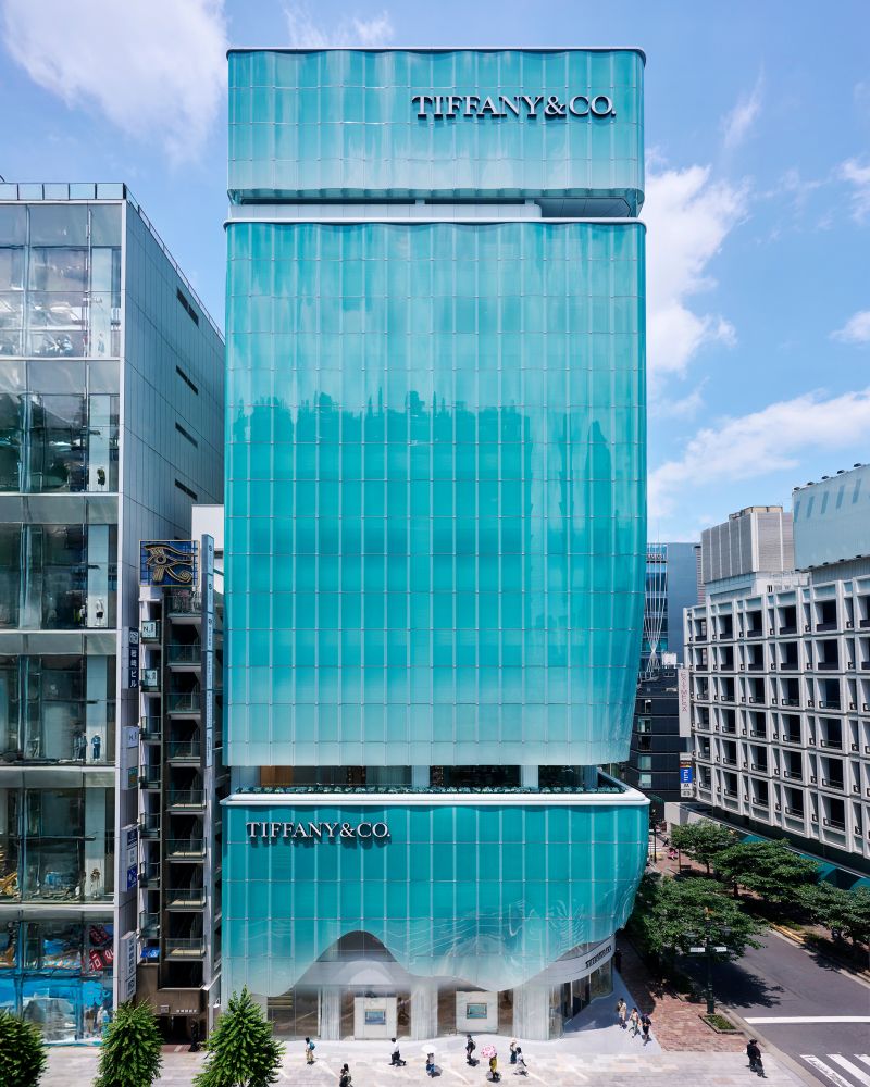 Tiffany &Amp; Co. Opens Largest Asia Flagship In Tokyo’s Ginza District With Dazzling Jun Aoki Design 1 tiffany ginza flagship façade designed by jun aoki with tiffany blue and white gradient glass panels in tokyo, japan