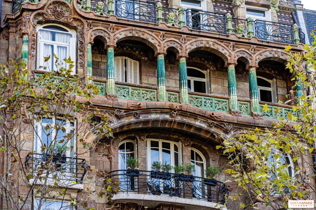 close up of Lavirotte Building facade with many art nouveau elements